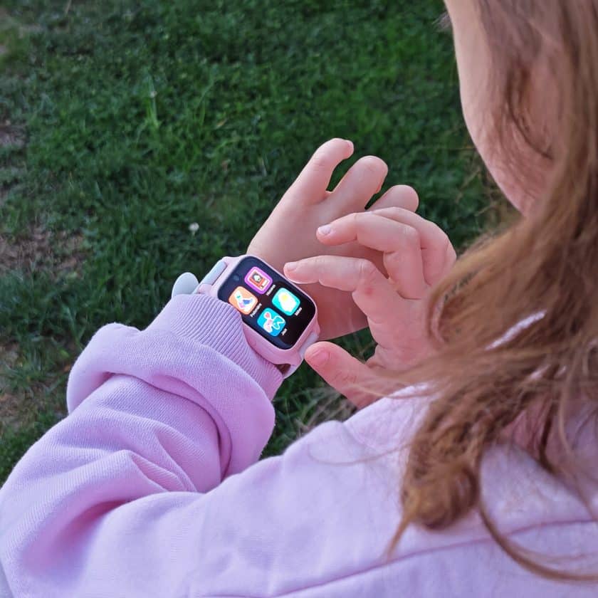 Enfant portant la montre connectée ICE Kids 4G 2.0 rose au poignet