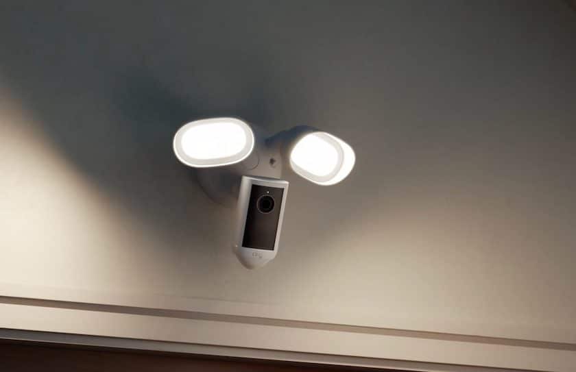 Ring Floodlight Cam 4K Plus avec projecteurs