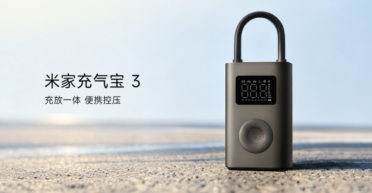 Le Xiaomi Air Compressor 3 noir, écran allumé, posé au bord de la mer