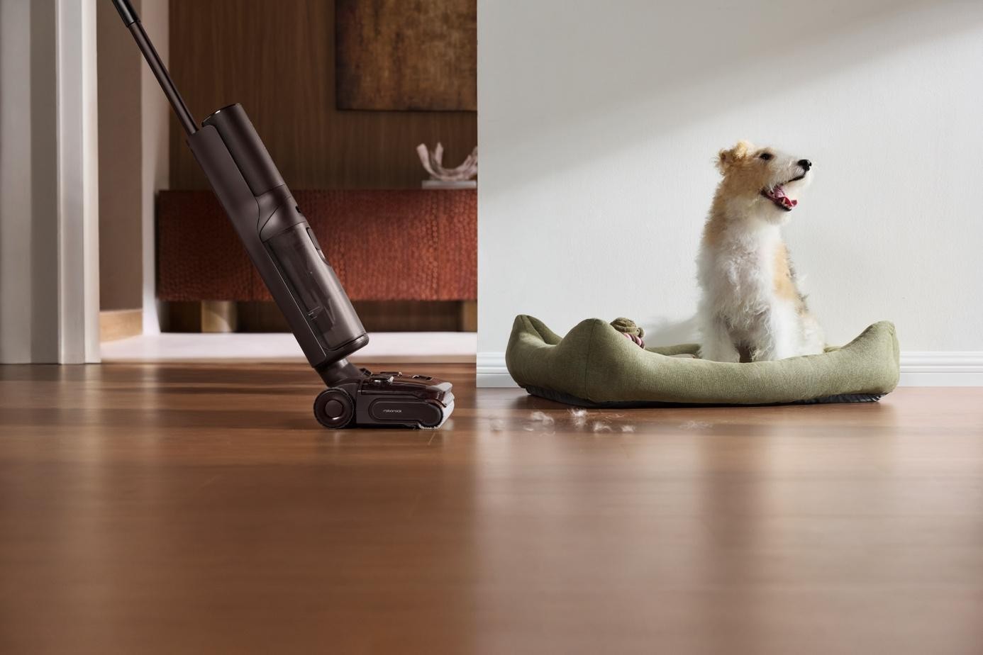 Le Roborock F25 Pro Turbo en train de laver un parquet près d’un chien