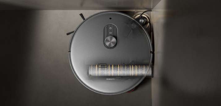 Le rouleau extensible d’un aspirateur robot Xiaomi le long d’une plinthe