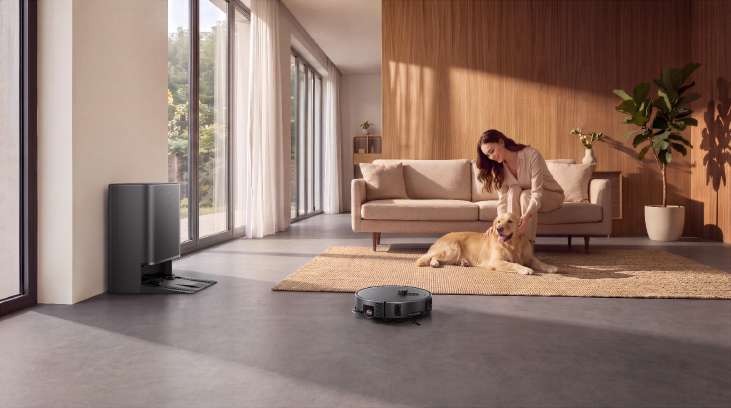 Le Xiaomi Robot Vacuum 6 Max dans un salon près de sa station